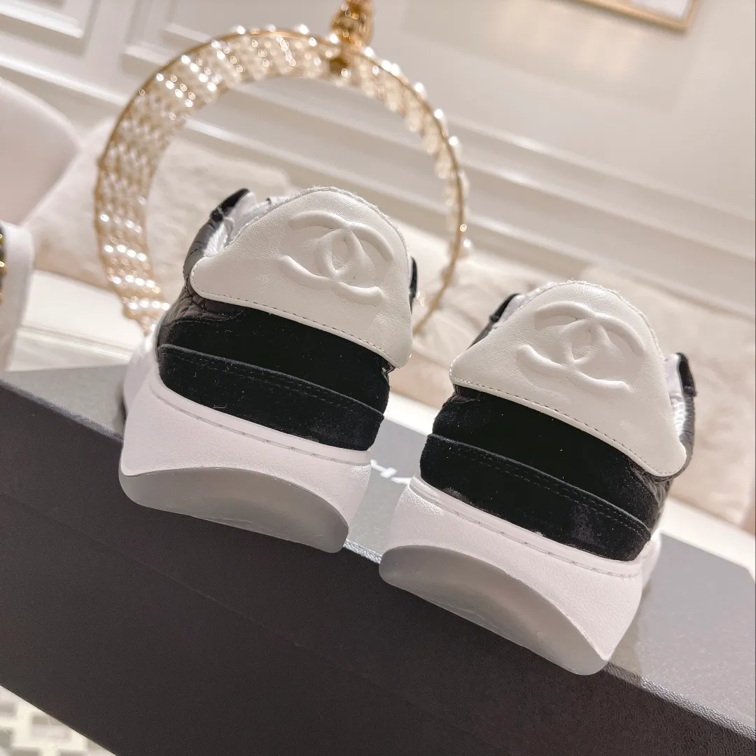 👟👟Ex-factory price 600 Chanel 23C Latest hot style Panda Black and white sneakers Casual sneakers Xiaoxiang Year-end hot item Classic black and white Panda color diamond fresh color matching Coco girls must buy, super beautiful fabric: original customized cowhide + technical cloth inner lining: original imported breathable mesh lining outsole: original molded rubber + T👟👟 ex-factory price U combination Bottom thickness: 3CM Size: Women's 35-40